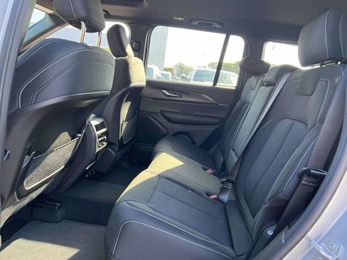 Used 2025 Jeep Grand Cherokee Laredo X AWD/4WD image 17