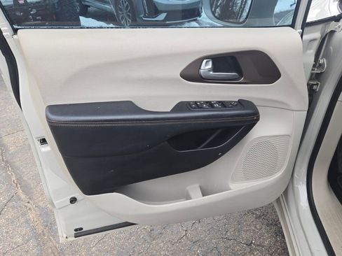 Used 2017 Chrysler Pacifica Touring-L w/ Tire & Wheel Group image 18