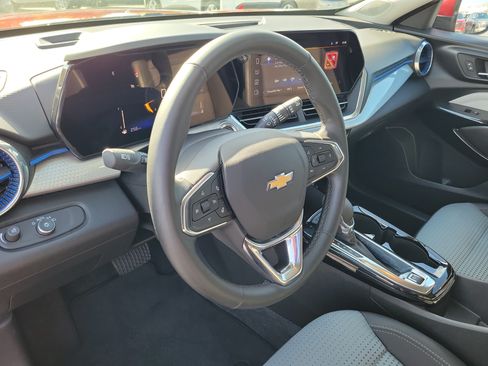 Used 2025 Chevrolet Trax LT w/ LT Convenience Package FWD image 16