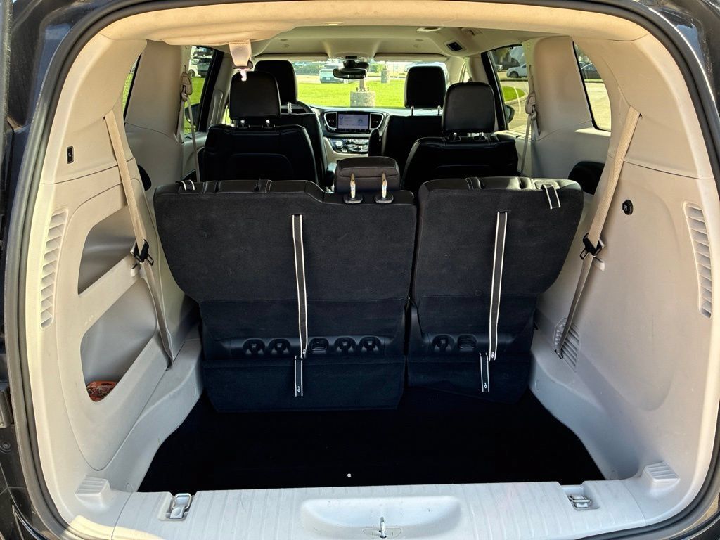 Used 2023 Chrysler Pacifica Touring-L FWD image 12