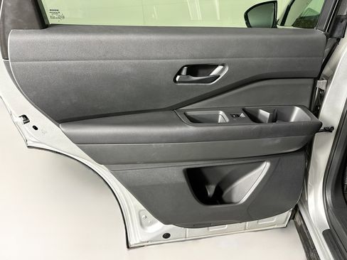 Used 2024 Nissan Pathfinder SV image 25