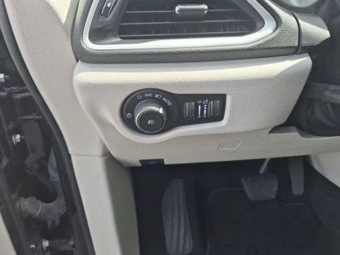 Used 2024 Chrysler Pacifica Touring-L FWD image 13