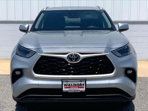Used 2025 Toyota Highlander XLE AWD/4WD image 3