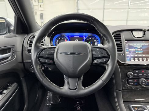 Used 2023 Chrysler 300 C image 12