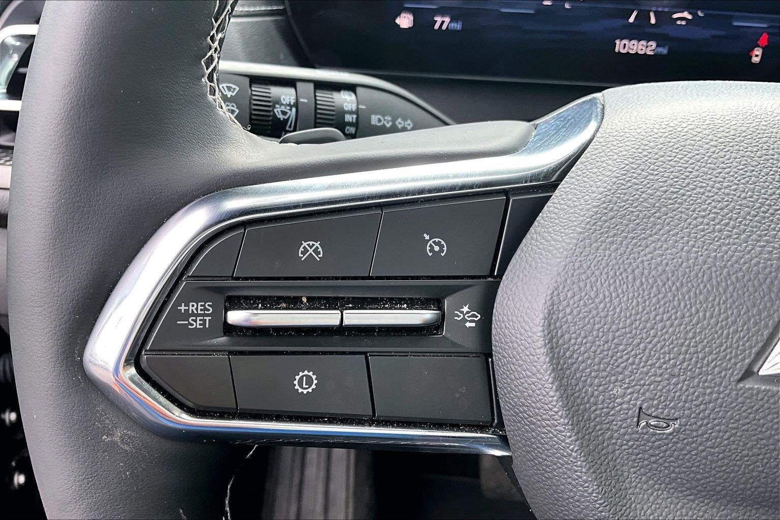 Used 2025 Chevrolet Traverse LT w/ Driver Confidence Package FWD image 18
