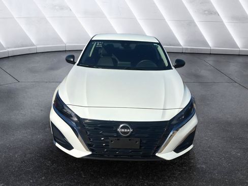 Used 2025 Nissan Altima 2.5 SV FWD image 2