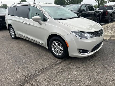 Used 2020 Chrysler Pacifica Touring-L FWD image 5