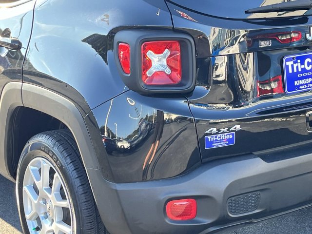 Used 2023 Jeep Renegade Latitude AWD/4WD image 5