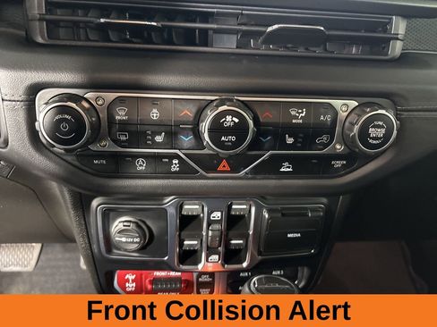 Used 2024 Jeep Gladiator Rubicon w/ Convenience Group image 16