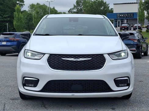 Used 2024 Chrysler Pacifica Touring-L image 2