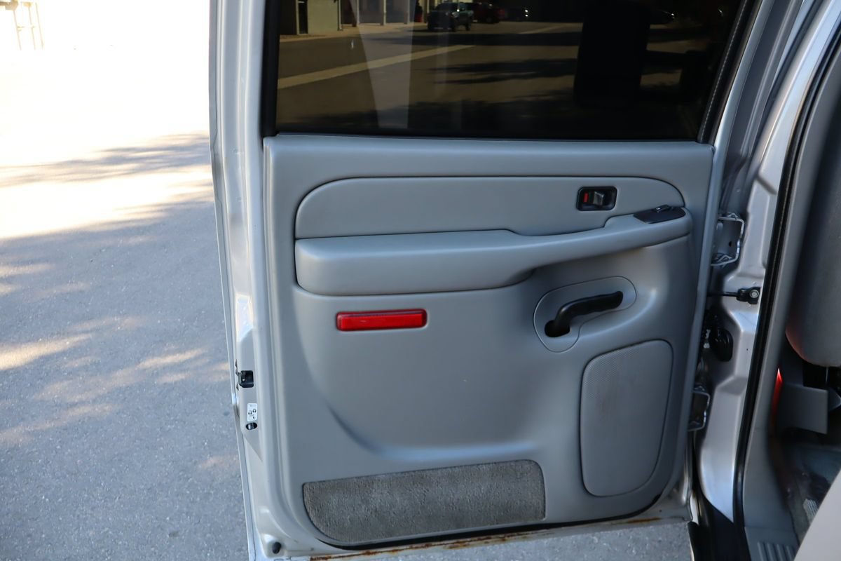 Used 2004 Chevrolet Suburban LS w/ Preferred Equipment Group AWD/4WD image 25