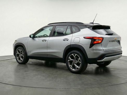 Used 2025 Chevrolet Trax LT FWD image 6
