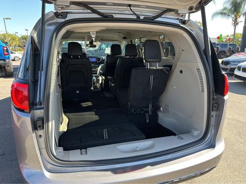 Used 2017 Chrysler Pacifica Touring-L image 38