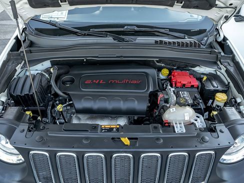 Used 2018 Jeep Renegade Latitude image 12