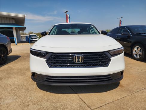 Used 2025 Honda Accord SE image 10