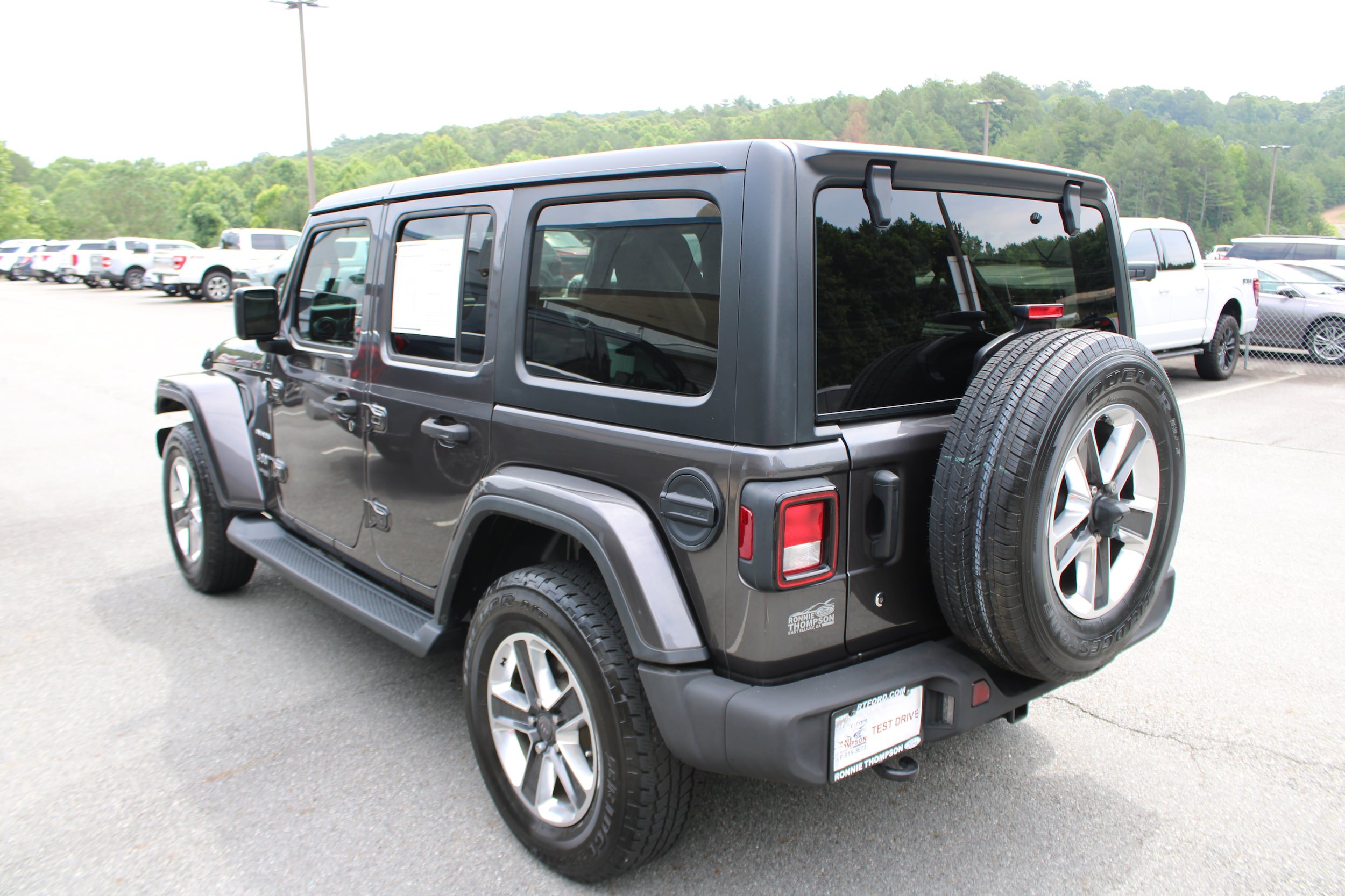 Used 2018 Jeep Wrangler Unlimited Sahara AWD/4WD image 5