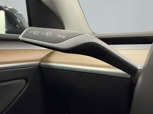 Used 2023 Tesla Model Y Performance image 16