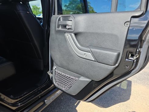 Used 2016 Jeep Wrangler Unlimited Rubicon image 22