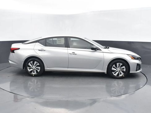 Used 2024 Nissan Altima 2.5 S FWD image 4