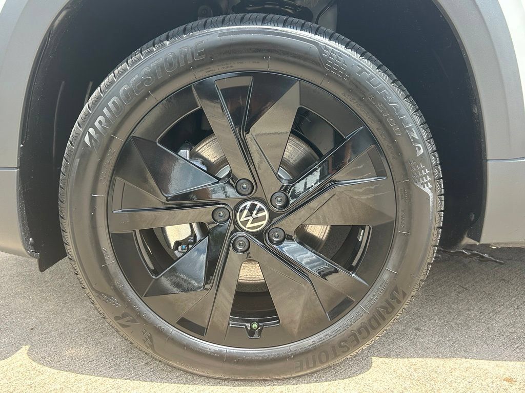 New 2026 Volkswagen Taos SE FWD image 32