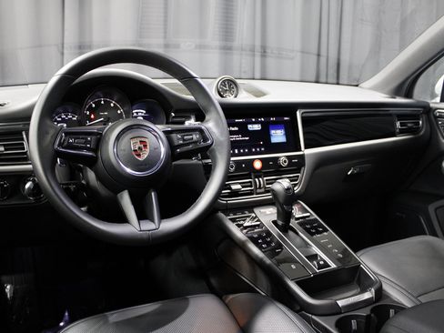 Certified 2025 Porsche Macan image 4