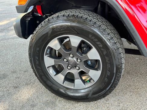Used 2018 Jeep Wrangler Unlimited Sahara AWD/4WD image 27