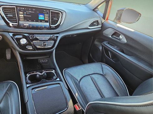 Used 2025 Chrysler Pacifica Limited image 13