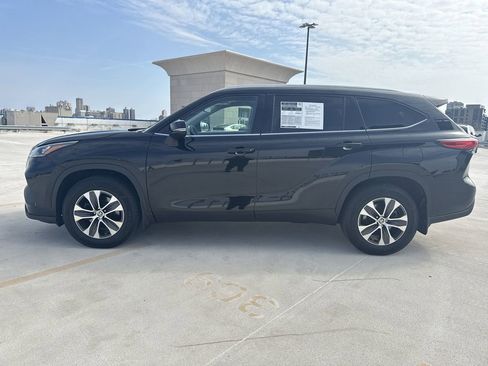 Used 2021 Toyota Highlander XLE image 4