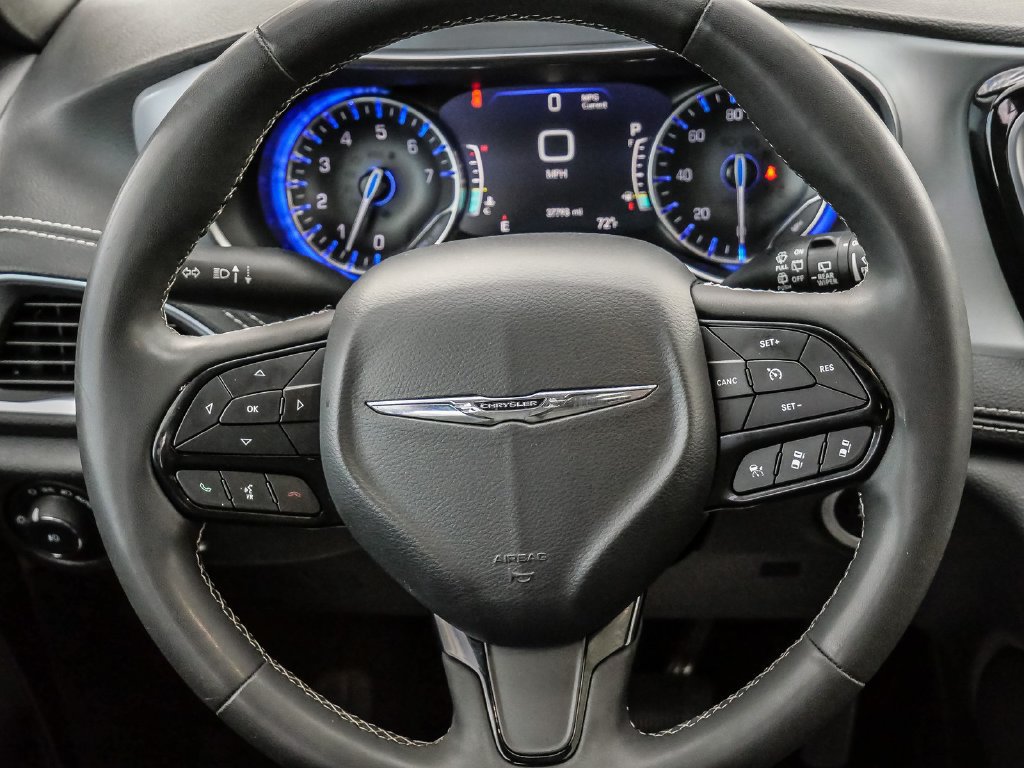 Used 2025 Chrysler Pacifica Limited FWD image 32