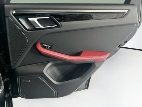 Certified 2025 Porsche Macan AWD/4WD image 26