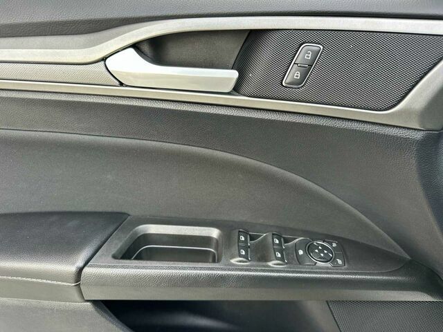 Used 2020 Ford Fusion SE FWD image 11