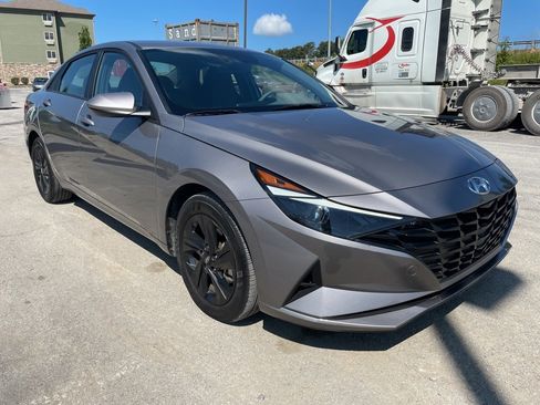 Used 2023 Hyundai Elantra SEL image 3
