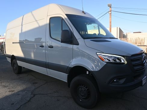 Used 2024 Mercedes-Benz Sprinter 2500 image 4