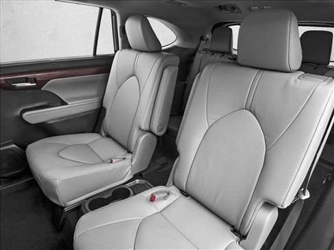 New 2026 Toyota Highlander Limited image 9