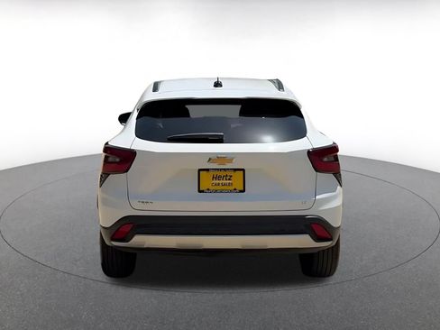 Used 2025 Chevrolet Trax LT FWD image 12