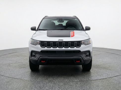 Used 2025 Jeep Compass Trailhawk AWD/4WD image 2