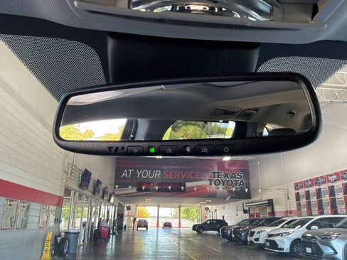 Used 2024 Toyota Sienna XLE FWD image 22