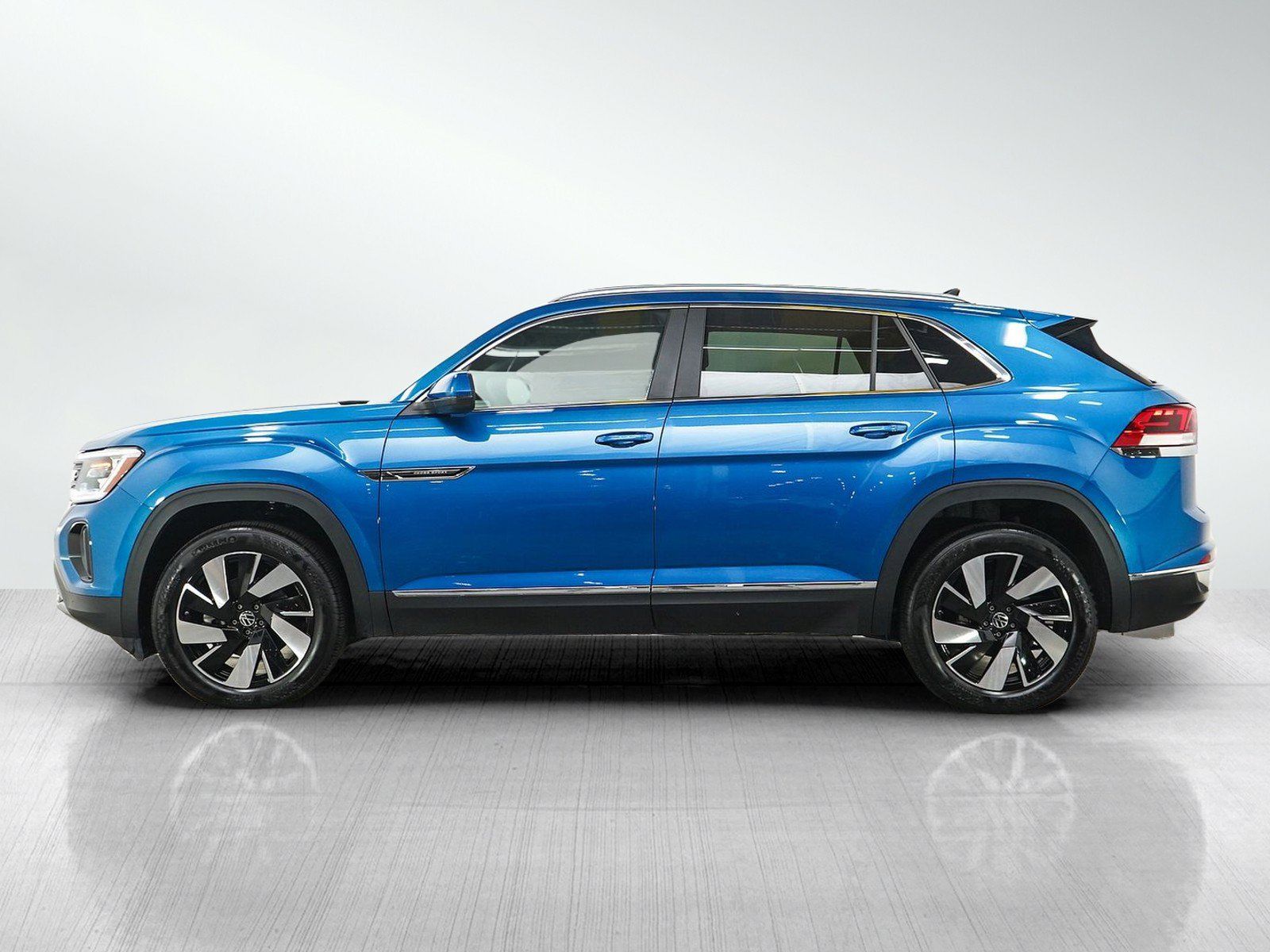 Used 2024 Volkswagen Atlas Cross Sport SEL AWD/4WD image 2