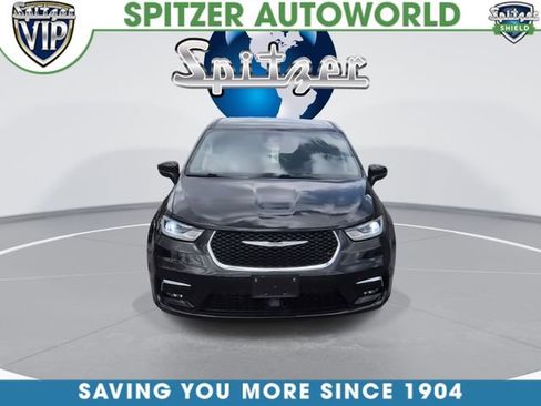 Used 2023 Chrysler Pacifica Touring-L FWD image 3