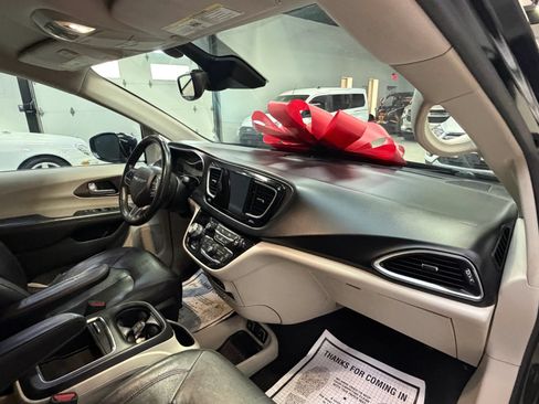 Used 2017 Chrysler Pacifica Touring-L Plus w/ Advanced Safetytec Group FWD image 28