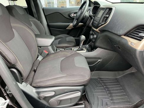 Used 2017 Jeep Cherokee Latitude w/ Comfort/Convenience Group AWD/4WD image 23