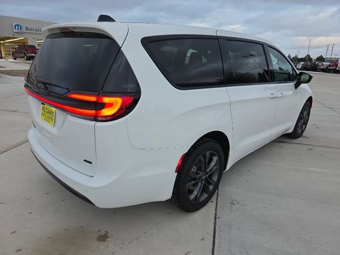 New 2026 Chrysler Pacifica Select image 5