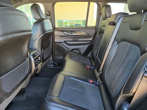 Used 2025 Jeep Grand Cherokee Altitude image 14