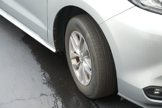 Used 2025 Toyota Sienna XLE FWD image 2