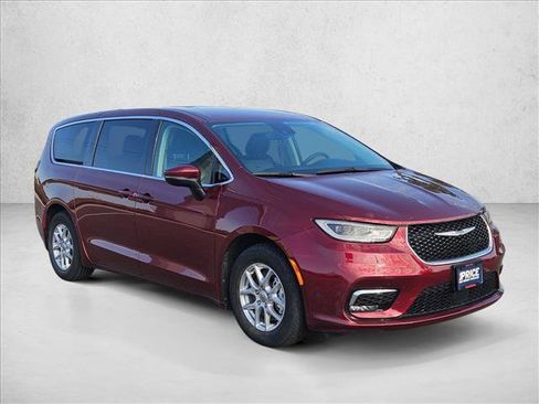 Used 2023 Chrysler Pacifica Touring-L FWD image 3