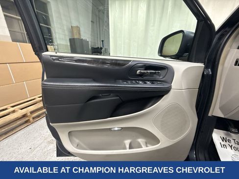 Used 2014 Chrysler Town & Country Touring-L w/ Driver Convenience Group image 31