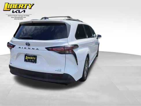 Used 2022 Toyota Sienna LE AWD/4WD image 7