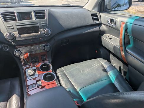 Used 2012 Toyota Highlander Limited w/ Tow Pkg FWD image 19