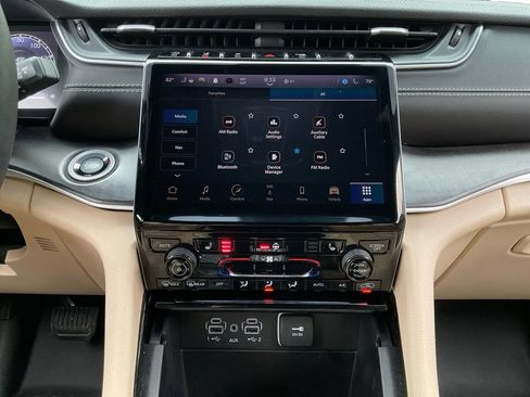 Used 2023 Jeep Grand Cherokee L Limited AWD/4WD image 12