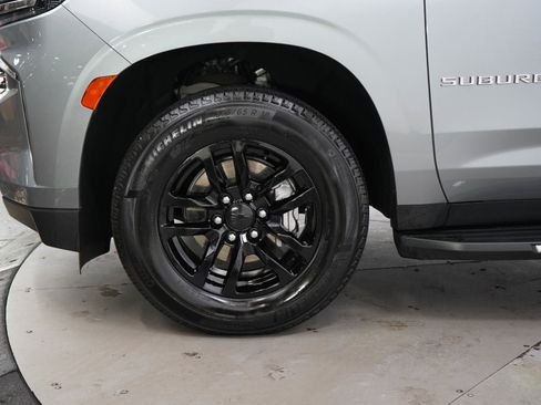 Used 2023 Chevrolet Suburban LT w/ Luxury Package AWD/4WD image 32